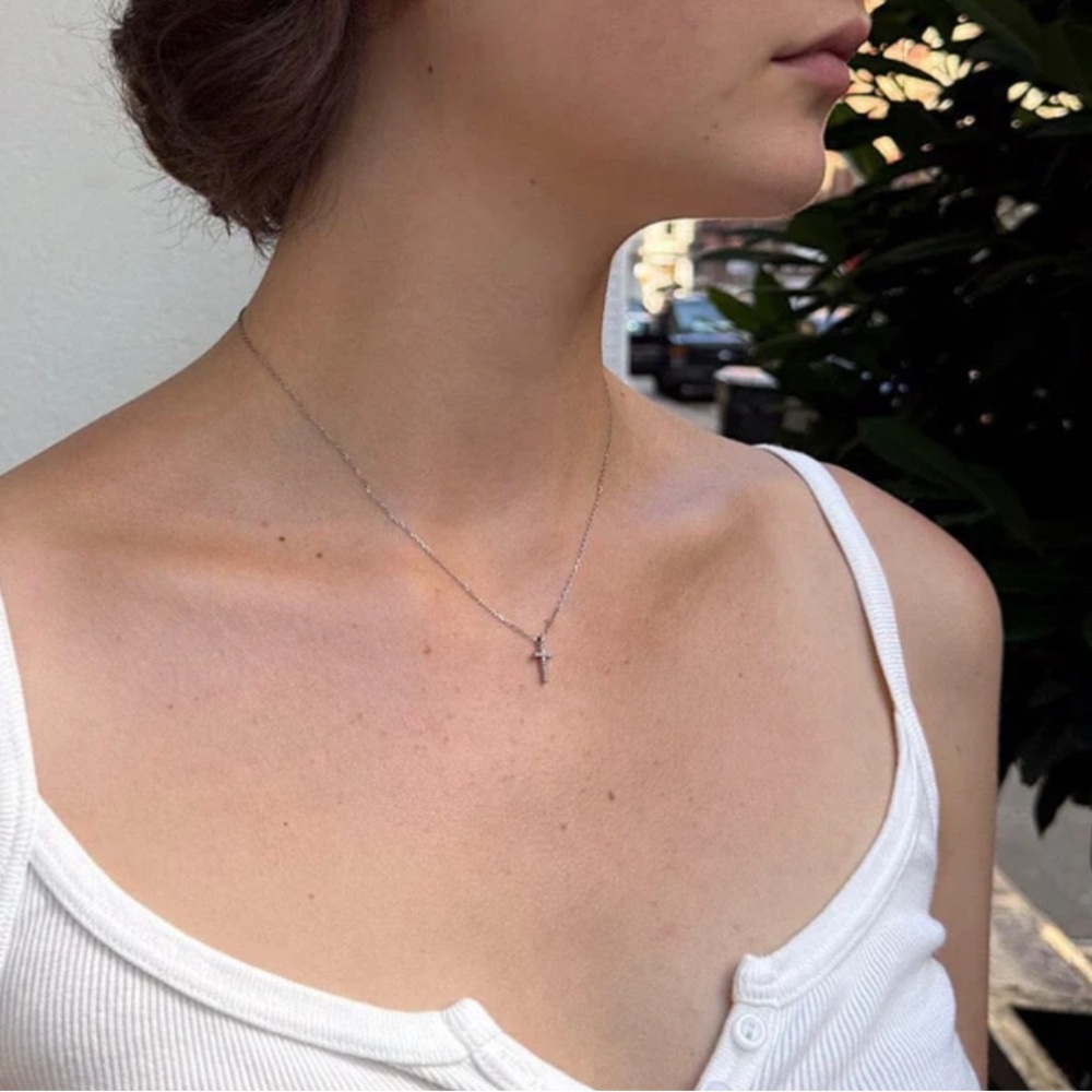 NWT Brandy💖Melville RHINESTONE CROSS NECKLACE